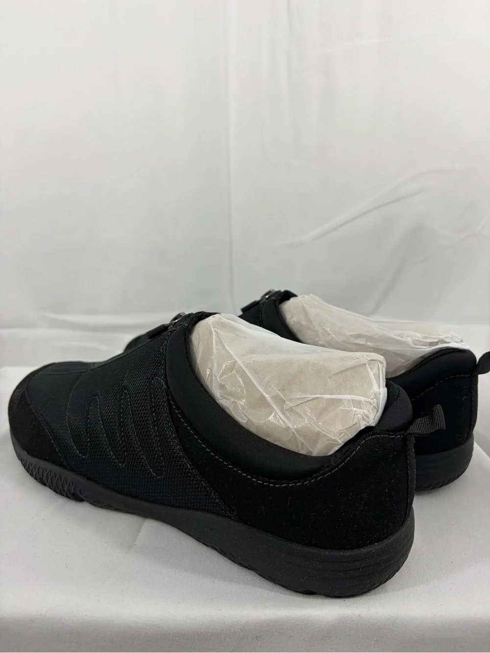 NWT Easy Spirit Women’s Size 10W Black Zip-Front Casual Sneakers